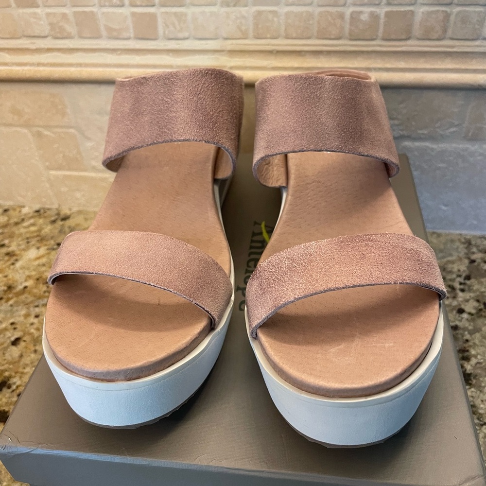 Antelope Blush Suede NIB Platform Sandals with Modern Design size 41